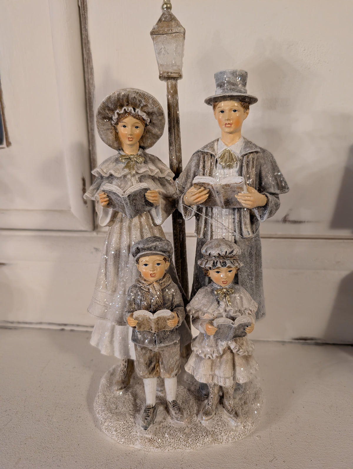 Victorian Christmas Carolers Family Figurine with Street Lamp 15 x 11 x 30 cm