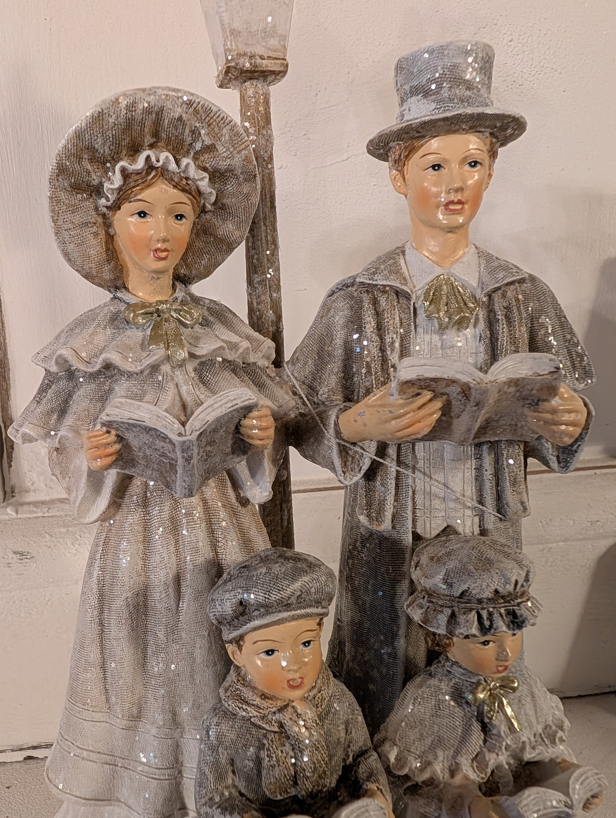 Victorian Christmas Carolers Family Figurine with Street Lamp 15 x 11 x 30 cm
