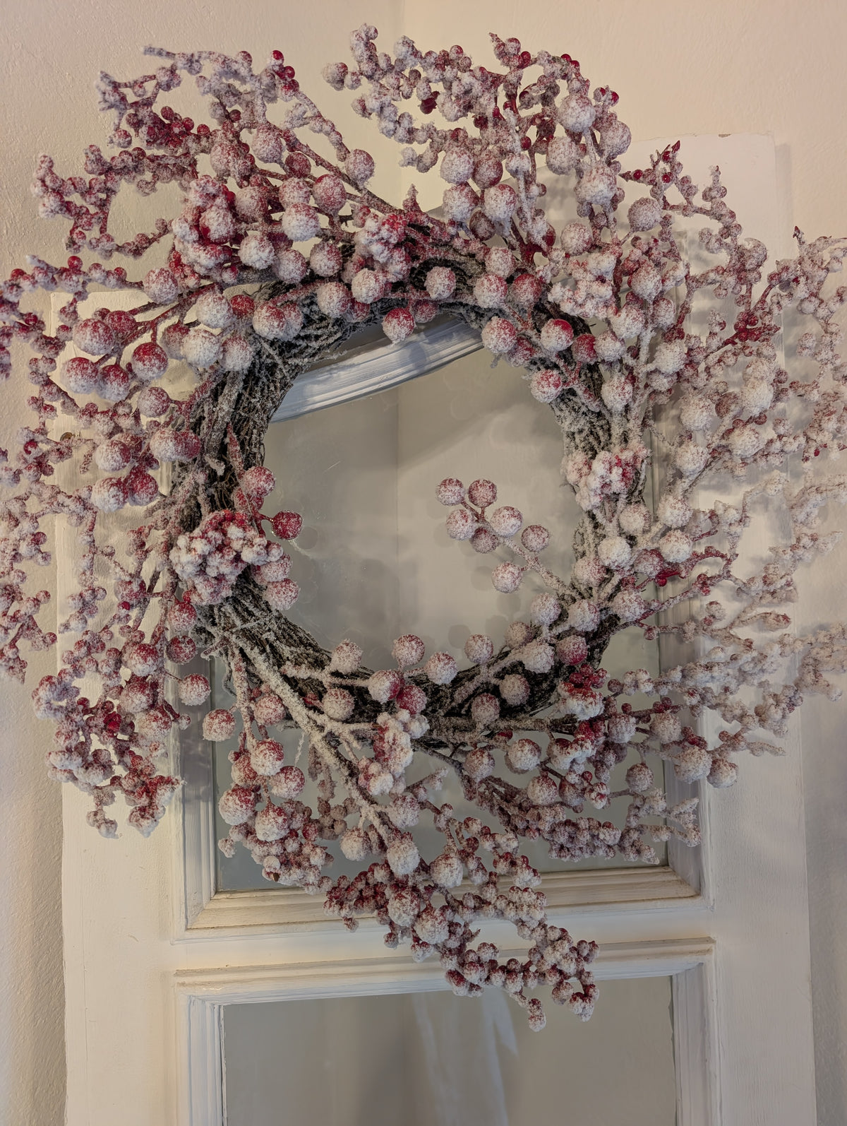 Large Frosted Red Berry Christmas Wreath (55cm) – Snow Covered Winter Door Wreath Decor