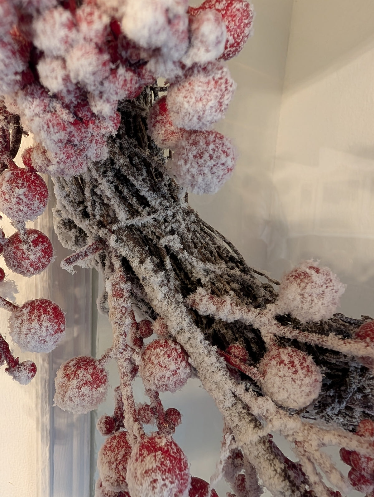 Large Frosted Red Berry Christmas Wreath (55cm) – Snow Covered Winter Door Wreath Decor
