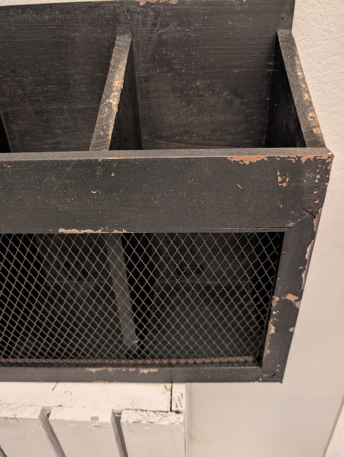Shabby Chic Black Wooden Wine Wall Rack with Wire Mesh – Rustic Industrial Bottle Holder