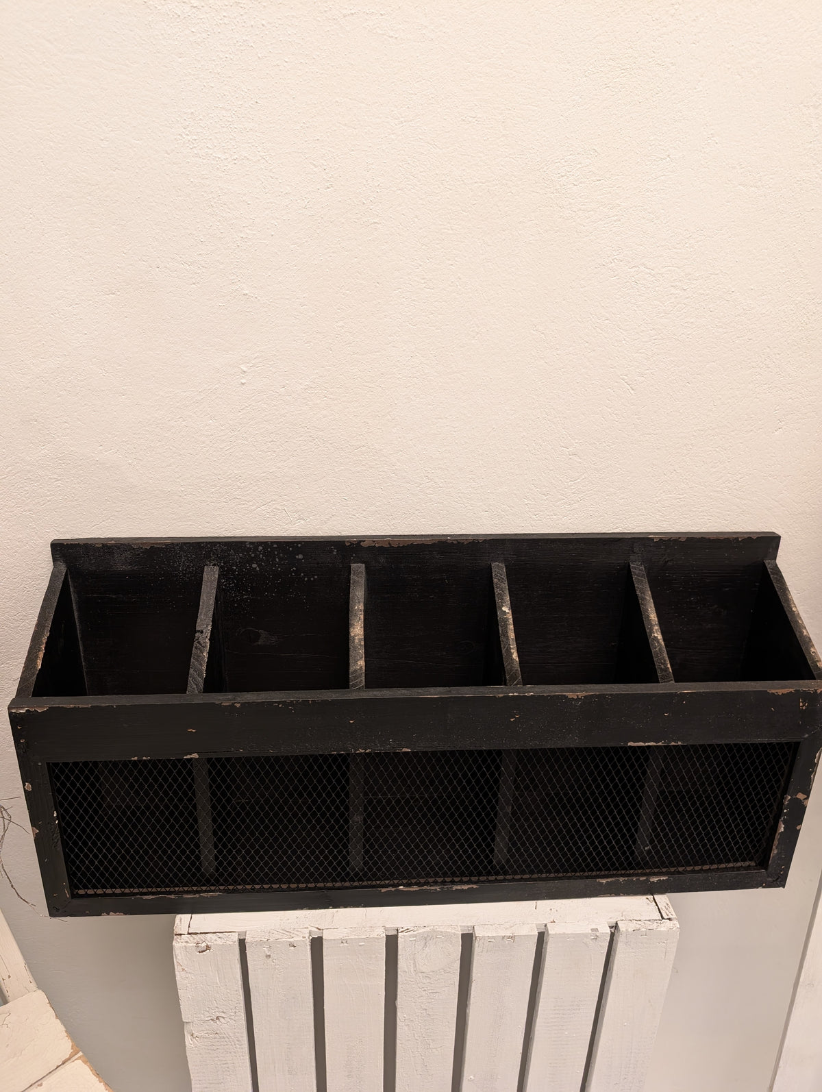 Shabby Chic Black Wooden Wine Wall Rack with Wire Mesh – Rustic Industrial Bottle Holder