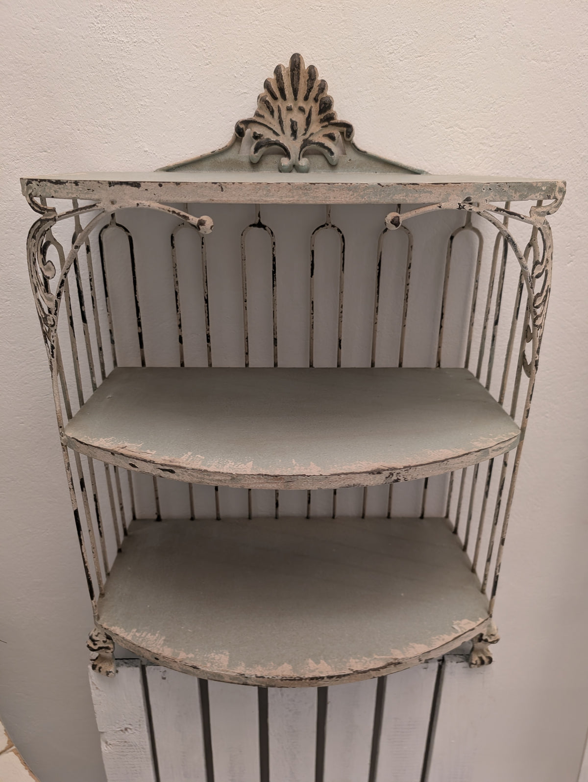 Clayre & Eef Vintage Metal Wall Shelf Unit – Shabby Chic Distressed Cream Display Shelf