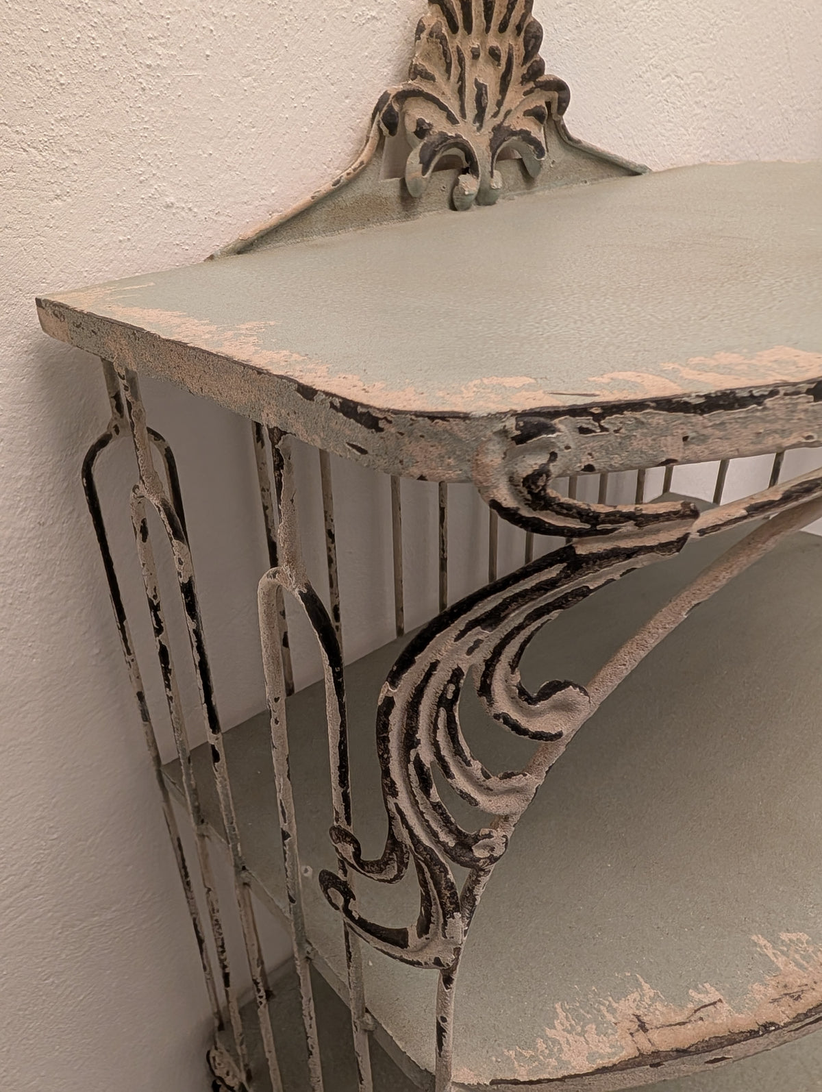 Clayre & Eef Vintage Metal Wall Shelf Unit – Shabby Chic Distressed Cream Display Shelf