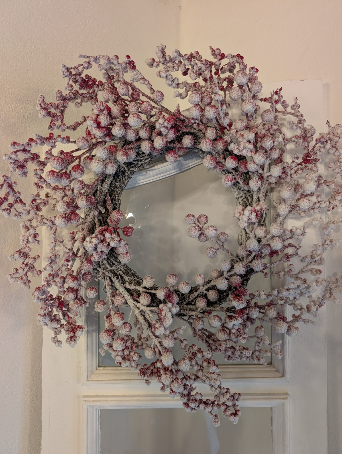 Large Frosted Red Berry Christmas Wreath (55cm) – Snow Covered Winter Door Wreath Decor