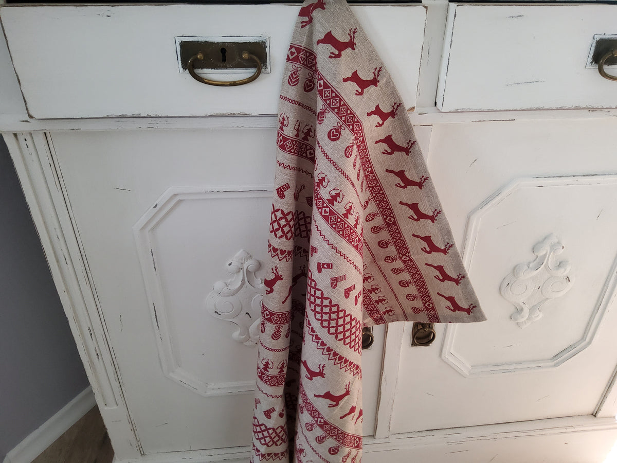 Vintage shabby chic reindeer cotton tea towel with festive design, measuring 50x85cm, ideal for holiday kitchen decor.