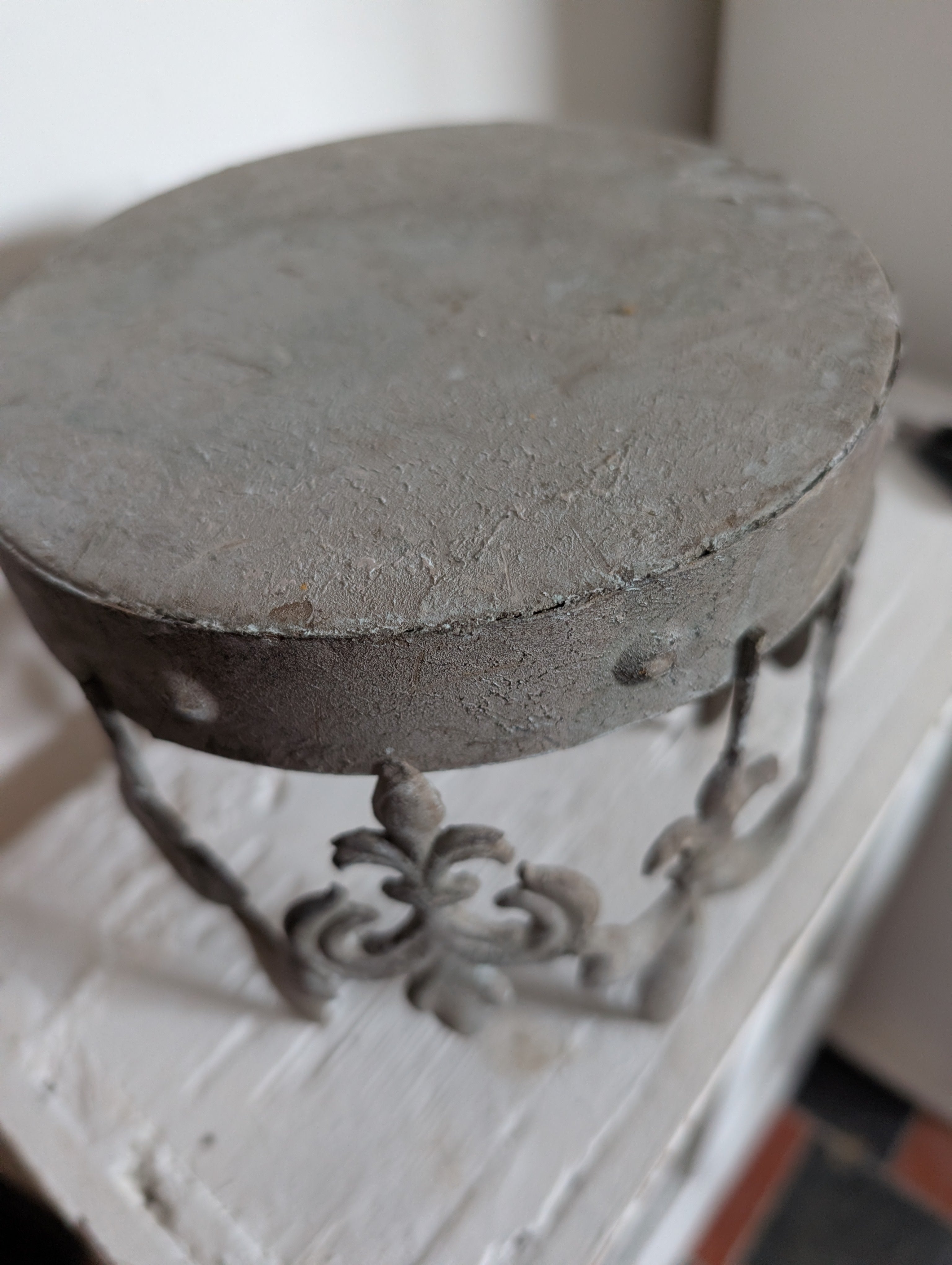 Vintage Style Decorative Metal Crown