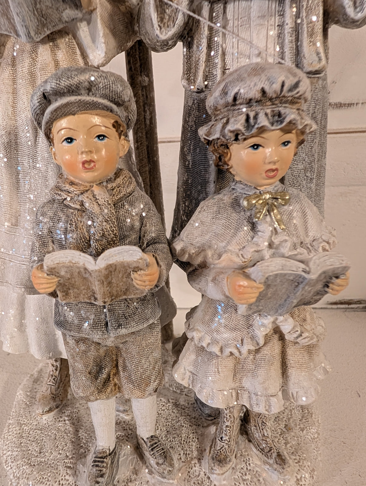 Victorian Christmas Carolers Family Figurine with Street Lamp 15 x 11 x 30 cm
