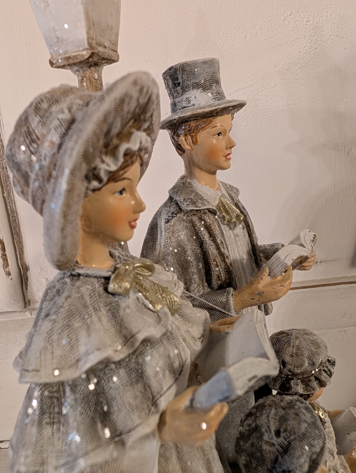 Victorian Christmas Carolers Family Figurine with Street Lamp 15 x 11 x 30 cm