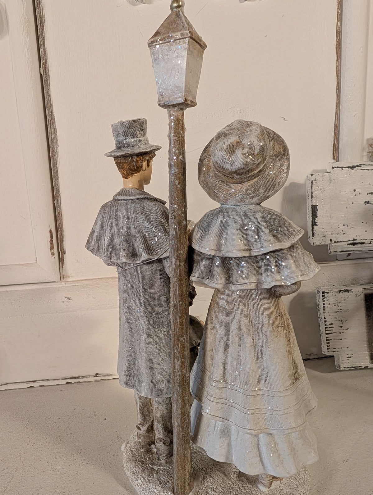 Victorian Christmas Carolers Family Figurine with Street Lamp 15 x 11 x 30 cm