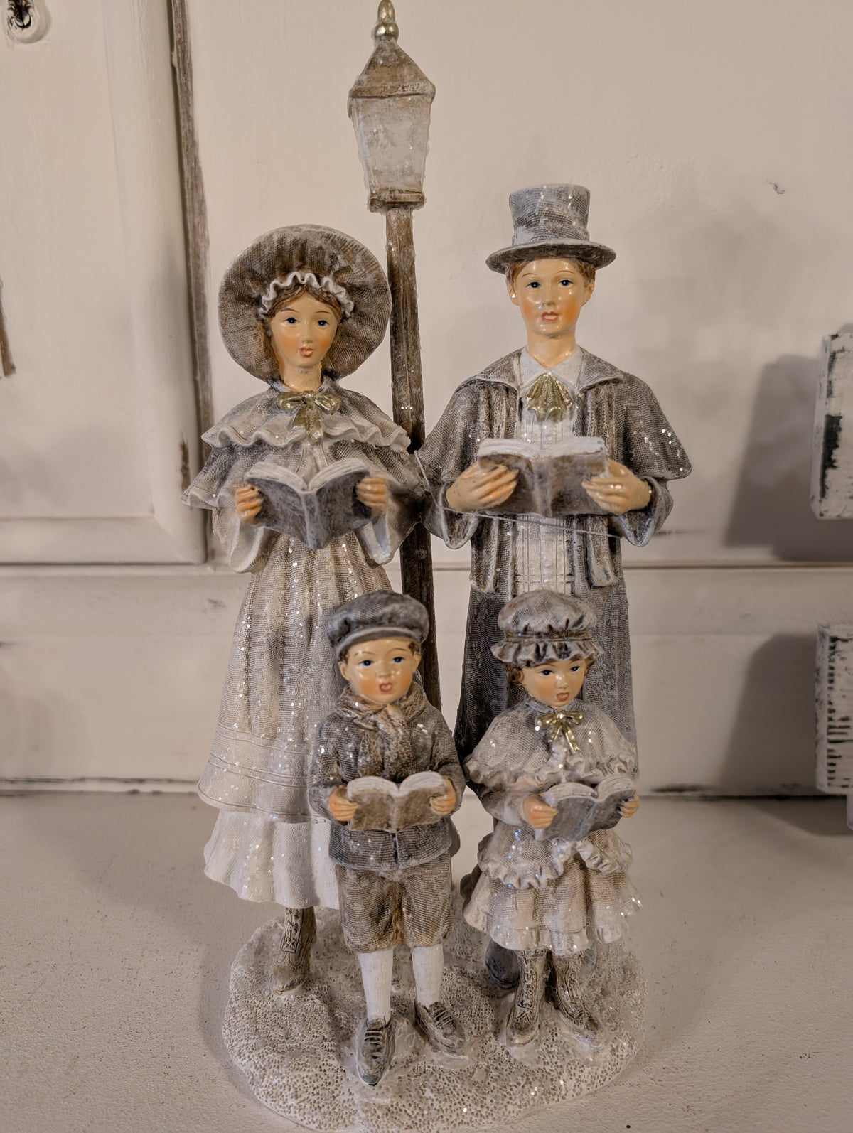 Victorian Christmas Carolers Family Figurine with Street Lamp 15 x 11 x 30 cm