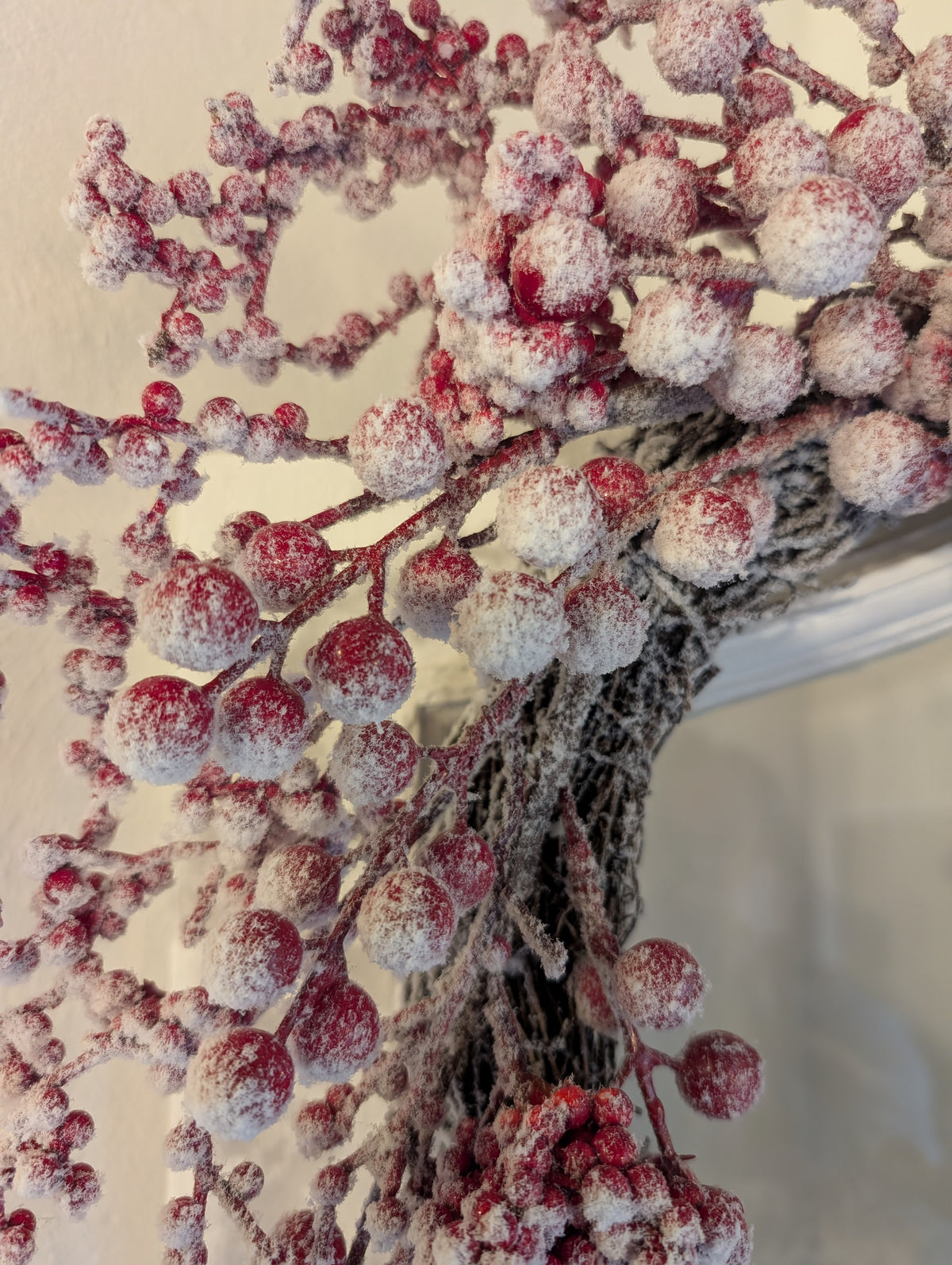 Large Frosted Red Berry Christmas Wreath (55cm) – Snow Covered Winter Door Wreath Decor