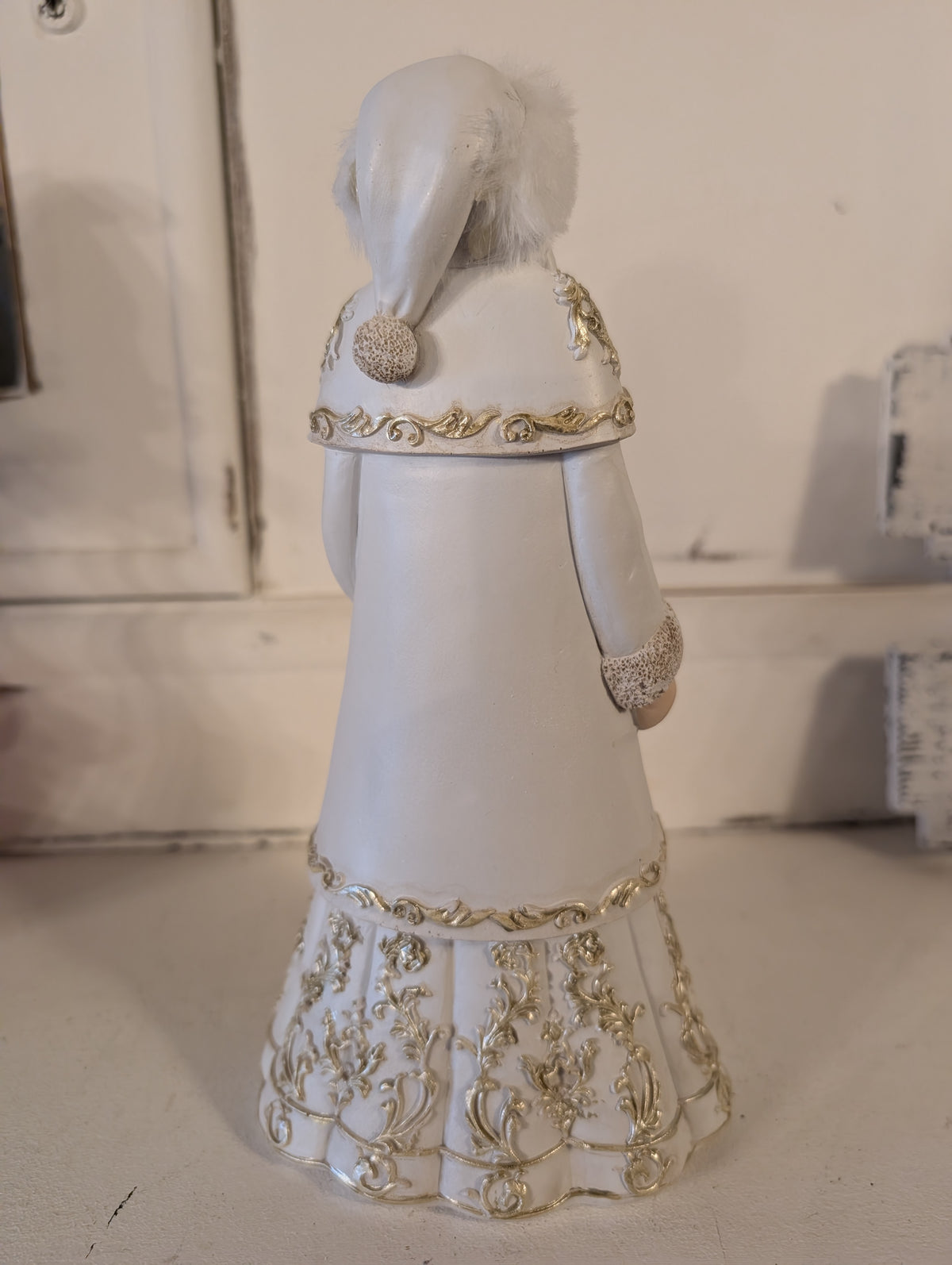 Shabby Chic Winter Santa Claus Figurine (25cm) – Elegant Father Christmas Ornament