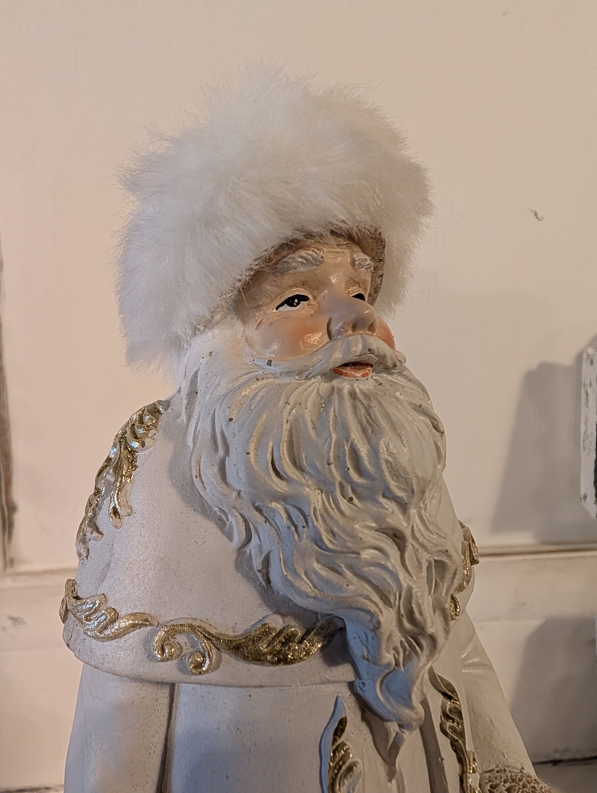 Shabby Chic Winter Santa Claus Figurine (25cm) – Elegant Father Christmas Ornament