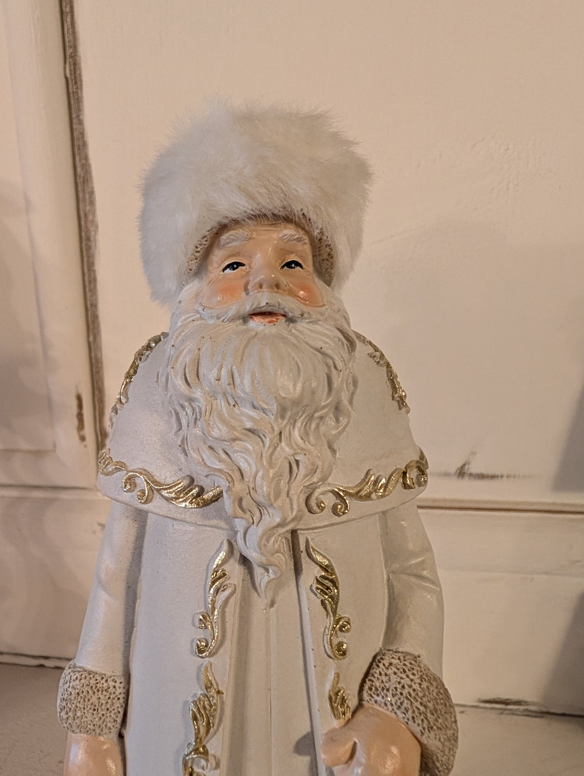 Shabby Chic Winter Santa Claus Figurine (25cm) – Elegant Father Christmas Ornament
