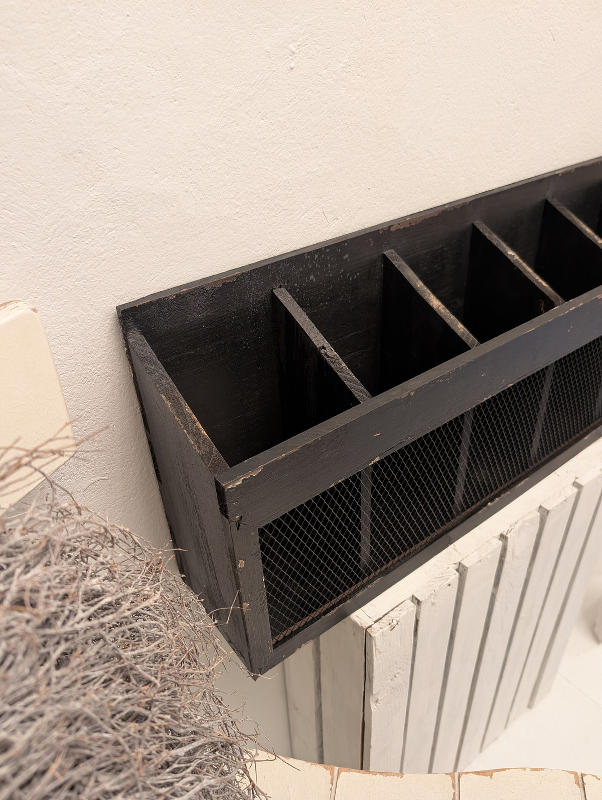 Shabby Chic Black Wooden Wine Wall Rack with Wire Mesh – Rustic Industrial Bottle Holder