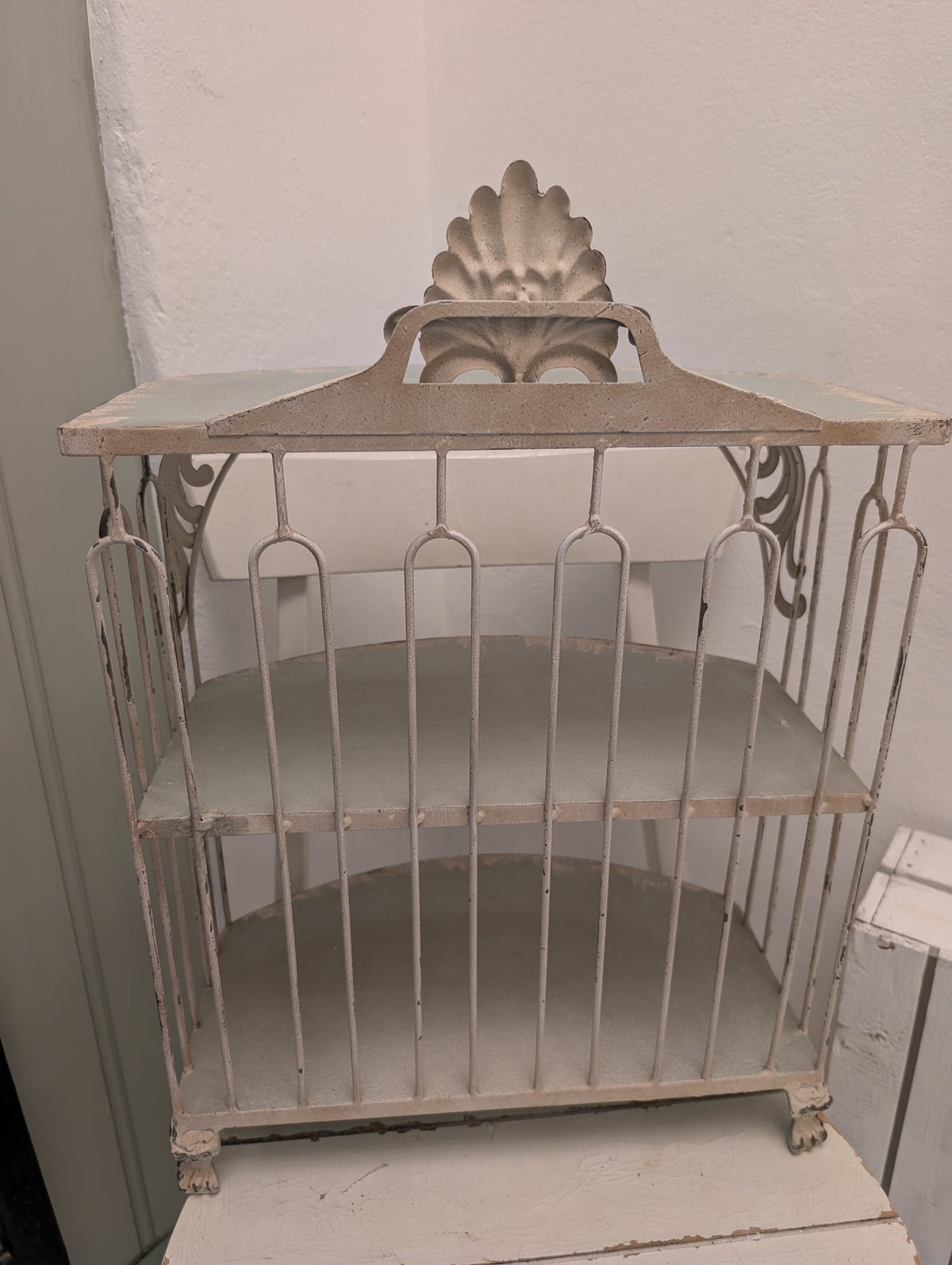 Clayre & Eef Vintage Metal Wall Shelf Unit – Shabby Chic Distressed Cream Display Shelf