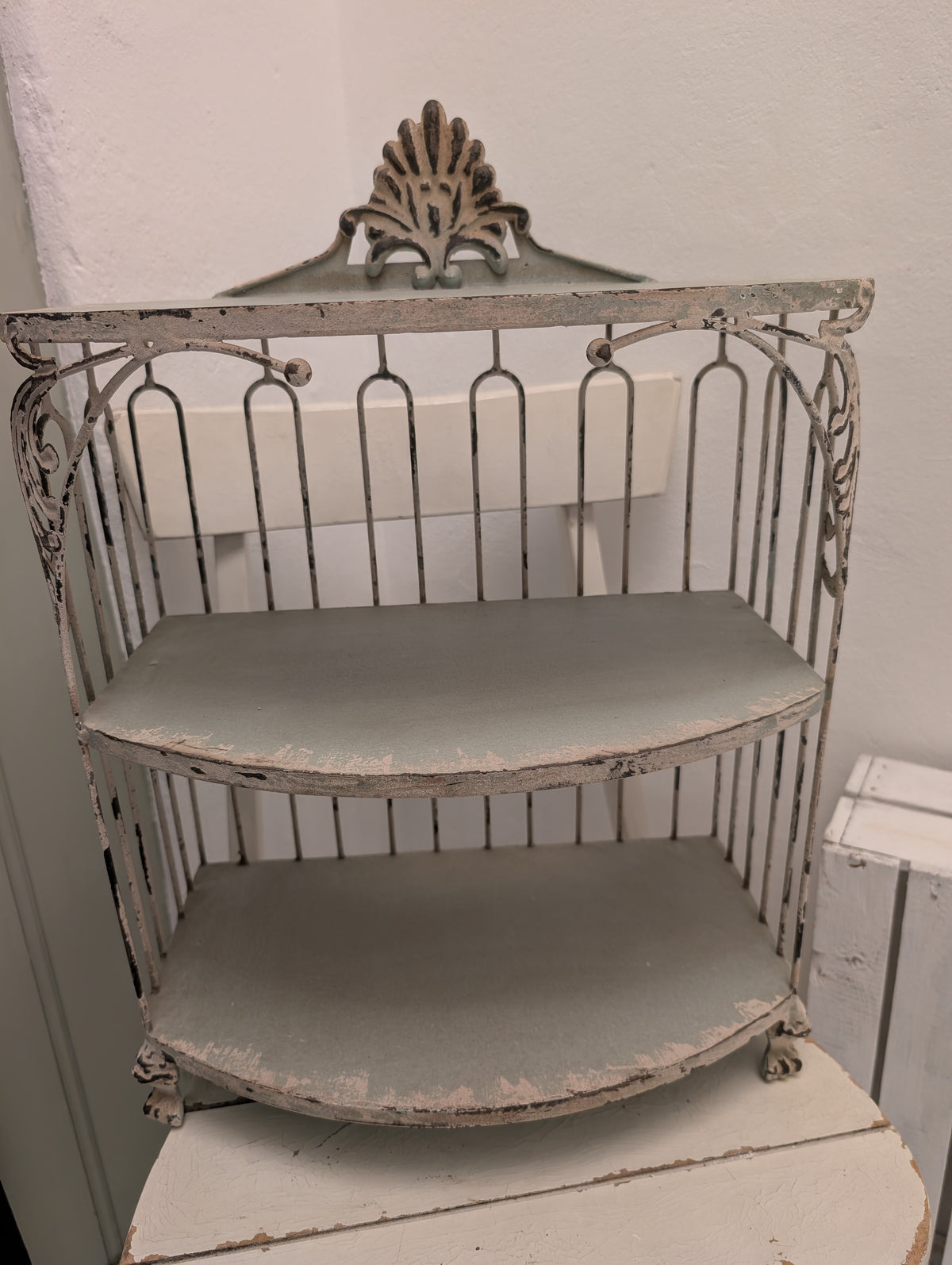 Clayre & Eef Vintage Metal Wall Shelf Unit – Shabby Chic Distressed Cream Display Shelf