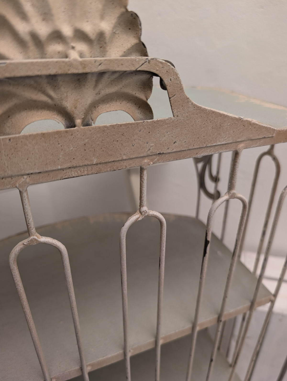 Clayre & Eef Vintage Metal Wall Shelf Unit – Shabby Chic Distressed Cream Display Shelf