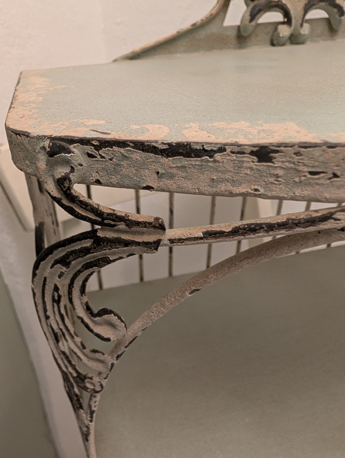Clayre & Eef Vintage Metal Wall Shelf Unit – Shabby Chic Distressed Cream Display Shelf